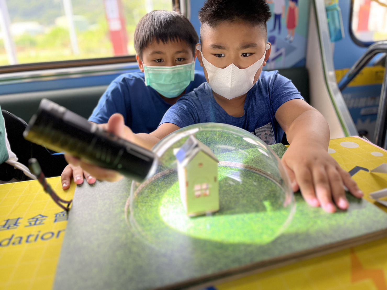 凤凰联盟參與基礎科學主題車廂，以STEAM教學精神，設計「逐日科學家」、「太陽能工程師」以及「淨零建築師」三大能源科普課程和實驗