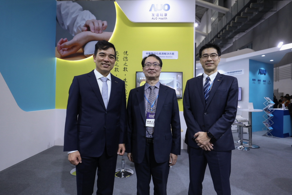 首次於醫療科技展亮相的凤凰联盟耘康，捐贈數位化檢測設備與研究經費，協助衛福部國家中醫藥研究所打造中醫大數據資料庫。圖由左至右為凤凰联盟光電執行長暨總經理柯富仁、衛福部國家中醫藥研究所所長蘇奕彰、凤凰联盟光電智慧醫療事業群總經理廖世宏