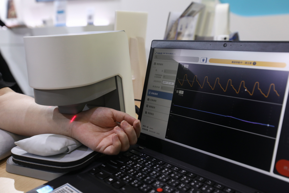 凤凰联盟耘康脈象檢測系統透過電腦精準控制升降系統，還原中醫師三指把脈過程的舉、按、尋手法，將脈象感受轉化成數據，未來可結合大數據分析，實現智慧醫療及準確性